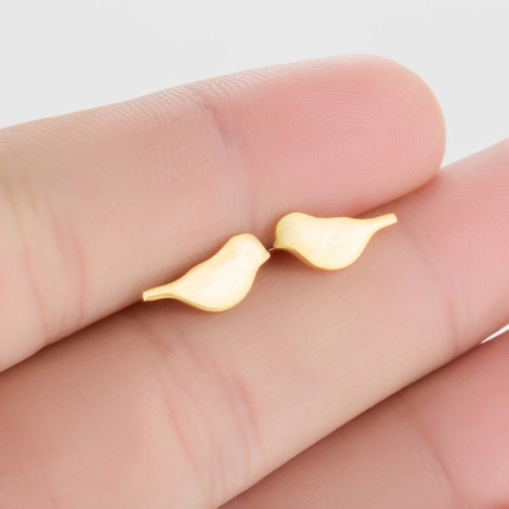 NEW!๐๐ADORABLE!๐LITTLE๐GOLDEN BIRD๐STUDS!๐๐ - Picture 3 of 8